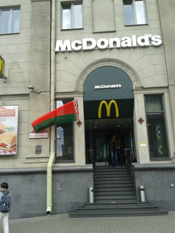 Mińsk - róg Lenina/Prospekt Niepodległości, patriotycznie udekorowany McDonald's