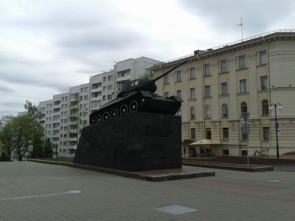 Mińsk - czołg przez Centralnym Domem Oficerów